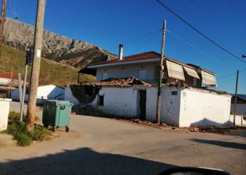 Σεισμός Ζάρκο: Δύσκολη νύχτα σε σκηνές – Τουλάχιστον 40 σπίτια υπέστησαν σοβαρές ζημιές