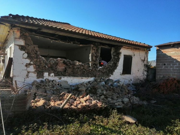 Σεισμός Ζάρκο: Δύσκολη νύχτα σε σκηνές – Τουλάχιστον 40 σπίτια υπέστησαν σοβαρές ζημιές