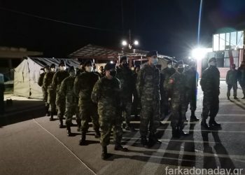 Ο Στρατός στήνει σκηνές για τη διανυκτέρευση των σεισμοπλήκτων  στο Ζάρκο