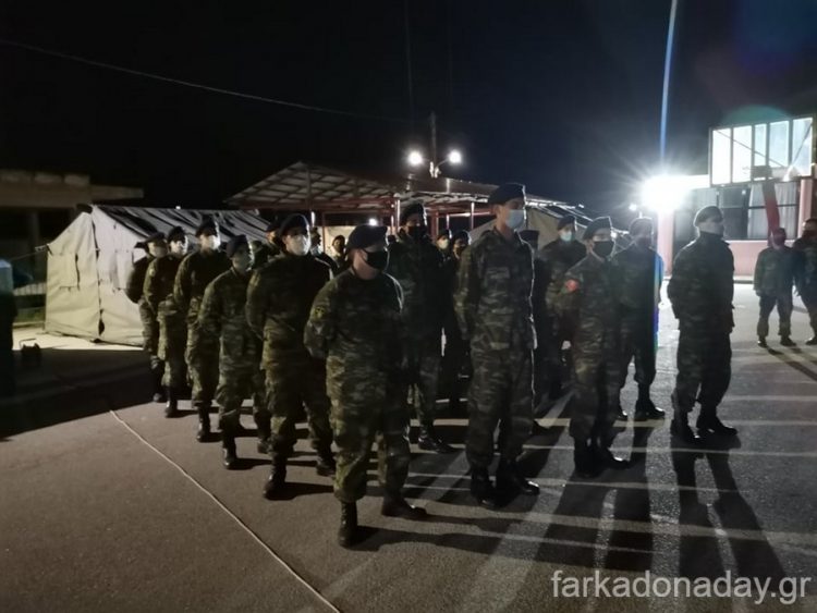 Ο Στρατός στήνει σκηνές για τη διανυκτέρευση των σεισμοπλήκτων  στο Ζάρκο