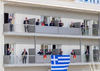 Δημοτική Φιλαρμονική Τρικάλων: Σαν να ήταν παρέλαση… παιάνισε από μπαλκόνια (ΒΙΝΤΕΟ)