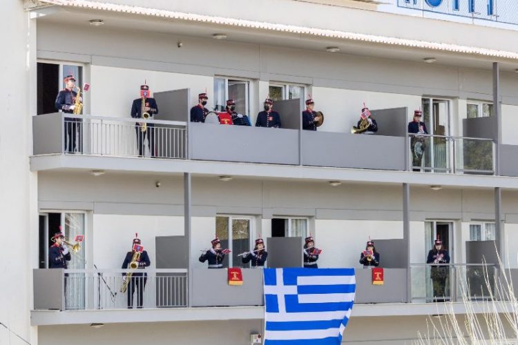 Δημοτική Φιλαρμονική Τρικάλων: Σαν να ήταν παρέλαση… παιάνισε από μπαλκόνια (ΒΙΝΤΕΟ)