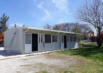 Παραδόθηκαν δύο προκατασκευασμένες αίθουσες για το Δημοτικό Σχολείο Κοσκινά