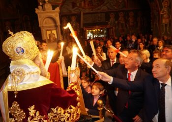 Πάσχα: Ανάσταση νωρίς το βράδυ και ψήσιμο του οβελία στην πόλη – Τα επικρατέστερα σενάρια
