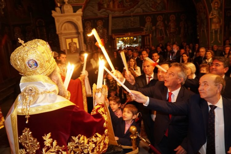 Πάσχα: Ανάσταση νωρίς το βράδυ και ψήσιμο του οβελία στην πόλη – Τα επικρατέστερα σενάρια