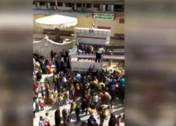 Τουρκία: Πανικός για ένα σακί πατάτες – Απίστευτες εικόνες συνωστισμού