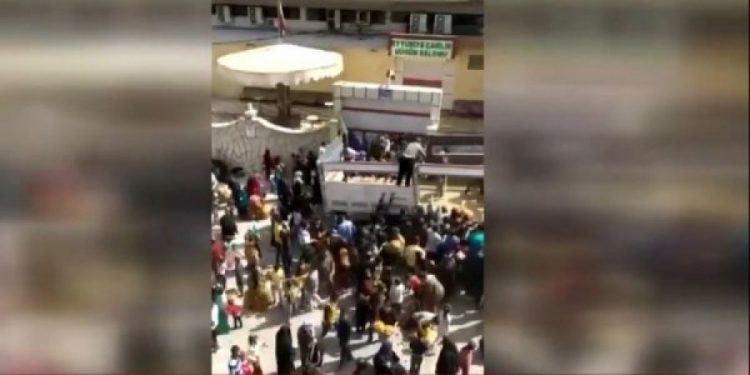 Τουρκία: Πανικός για ένα σακί πατάτες – Απίστευτες εικόνες συνωστισμού