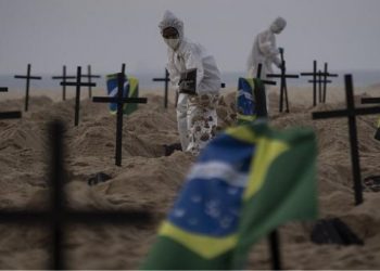 «Μανιασμένη κόλαση» στην Βραζιλία: Ξεπερνούν τις 350.000 οι νεκροί εξαιτίας της Covid-19