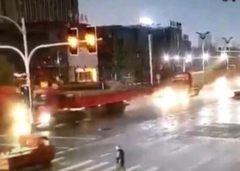 Απίστευτο ατύχημα στην Κίνα – Γλίτωσε από θαύμα… την ώρα που διέσχιζε τον δρόμο!