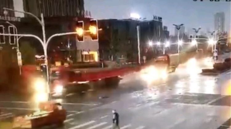 Απίστευτο ατύχημα στην Κίνα – Γλίτωσε από θαύμα… την ώρα που διέσχιζε τον δρόμο!