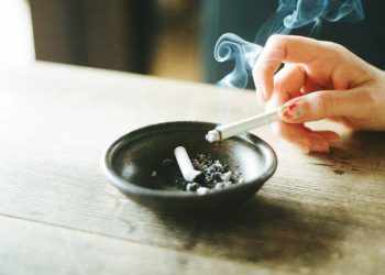 Καπνίζετε στο σπίτι; – Πώς να απαλλαχτείτε από τις άσχημες μυρωδιές