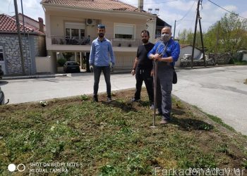Ζωντάνια και χρώμα στο πάρκο (παλιά βρύση) στη Φαρκαδόνα