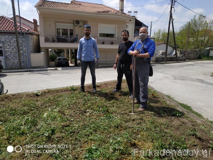 Ζωντάνια και χρώμα στο πάρκο (παλιά βρύση) στη Φαρκαδόνα