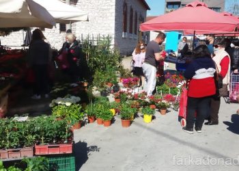 Η καλοκαιρία έβγαλε τον κόσμο βόλτα στην λαϊκή αγορά της Φαρκαδόνας