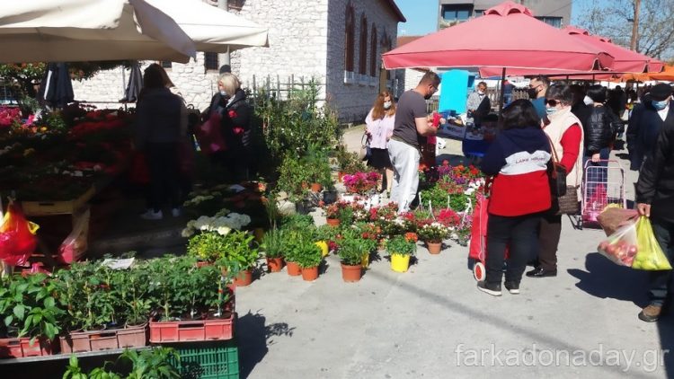 Η καλοκαιρία έβγαλε τον κόσμο βόλτα στην λαϊκή αγορά της Φαρκαδόνας