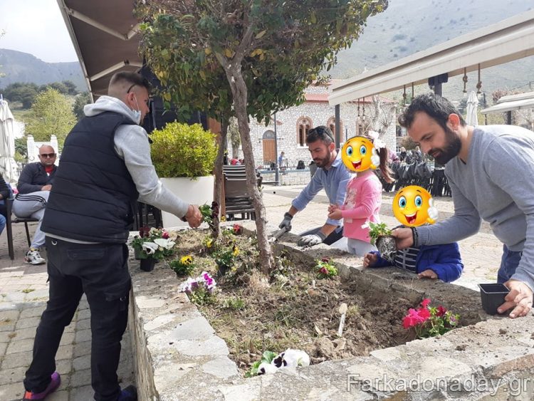 Με πολύχρωμα λουλούδια θα υποδεχτεί η Φαρκαδόνα τους επισκέπτες της το Πάσχα
