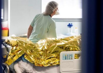 Μια ανήλικη κοπέλα έχασε το τελευταίο 24ωρο τη ζωή της από τον κορωνοϊό