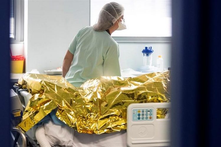 Μια ανήλικη κοπέλα έχασε το τελευταίο 24ωρο τη ζωή της από τον κορωνοϊό
