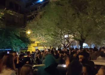 Όλη η Ελλάδα ένα… κορονοπάρτι: Διασκέδαση στις πλατείες με ποτό στο χέρι και DJ