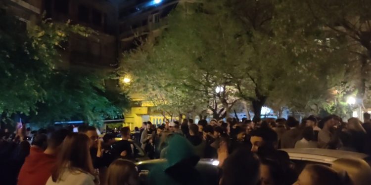 Όλη η Ελλάδα ένα… κορονοπάρτι: Διασκέδαση στις πλατείες με ποτό στο χέρι και DJ