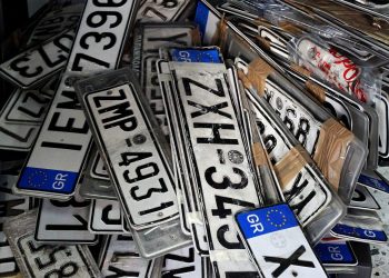 Πώς να πάρετε πίσω πινακίδες και να πληρώσετε τέλη κυκλοφορίας με το μήνα χωρίς πρόστιμο