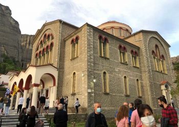 Η Ακολουθία του Επιταφίου  στη σκιά των Ιερών Βράχων των Μετεώρων