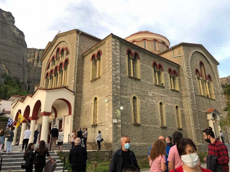 Η Ακολουθία του Επιταφίου  στη σκιά των Ιερών Βράχων των Μετεώρων
