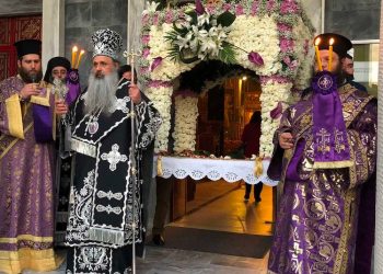 Η Ακολουθία του Επιταφίου  στη σκιά των Ιερών Βράχων των Μετεώρων