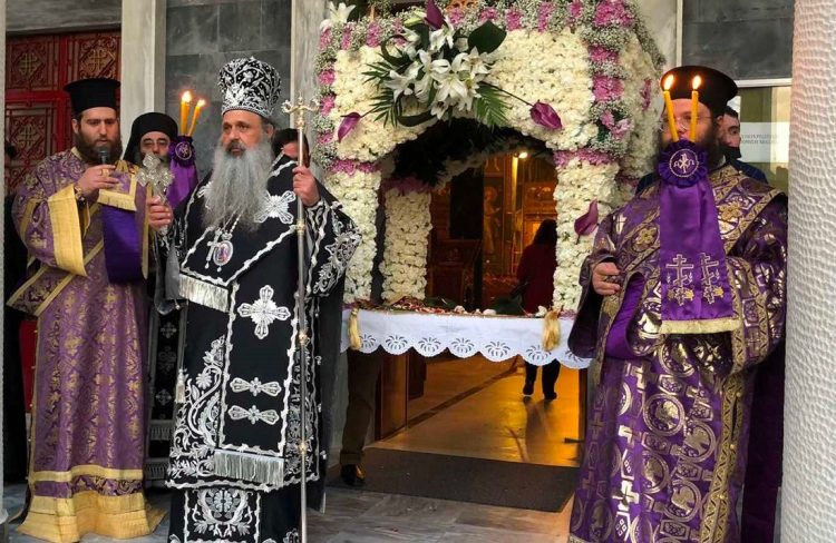 Η Ακολουθία του Επιταφίου  στη σκιά των Ιερών Βράχων των Μετεώρων