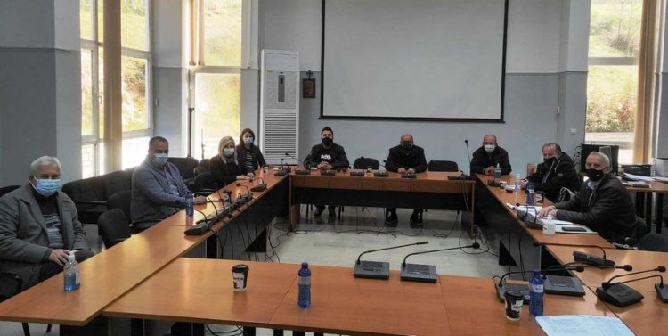 Σύσκεψη στο Δημαρχείο Φαρκαδόνας με… καφεδάκι από το Centro