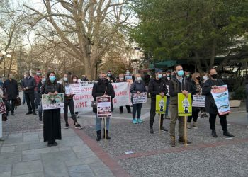 Δυναμική κινητοποίηση μετά μουσικής από υγειονομικούς και εργαζόμενους στα Τρίκαλα