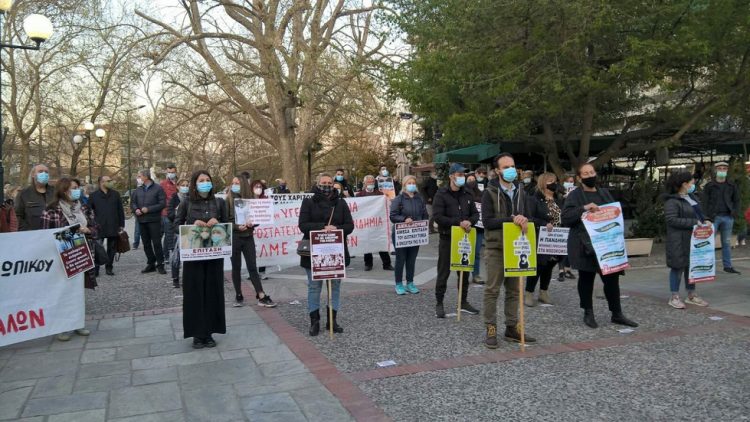 Δυναμική κινητοποίηση μετά μουσικής από υγειονομικούς και εργαζόμενους στα Τρίκαλα