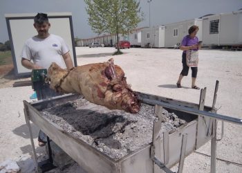 Το Πάσχα των σεισμόπληκτων  – Δύσκολες στιγμές έξω από τα κοντέινερ
