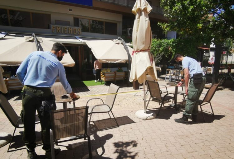 Εντατικότεροι έλεγχοι για τις αποστάσεις στα τραπεζοκαθίσματα