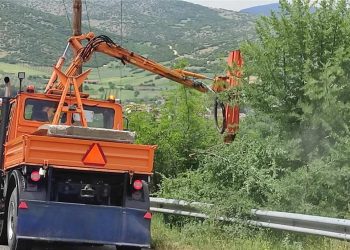 Συνεχίζονται οι εργασίες κοπής χόρτων στο οδικό δίκτυο αρμοδιότητας της  Περιφέρειας