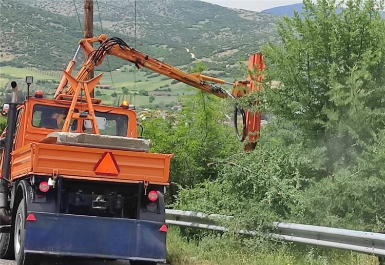 Συνεχίζονται οι εργασίες κοπής χόρτων στο οδικό δίκτυο αρμοδιότητας της  Περιφέρειας