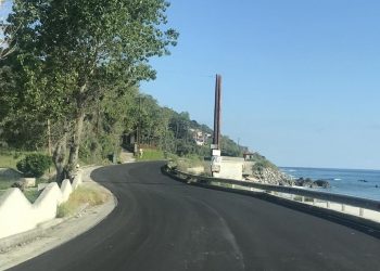 Συντηρεί τον παραλιακό άξονα από Βελίκα έως Κόκκινο Νερό η Περιφέρεια