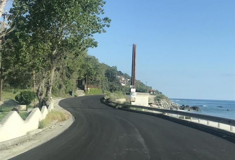 Συντηρεί τον παραλιακό άξονα από Βελίκα έως Κόκκινο Νερό η Περιφέρεια