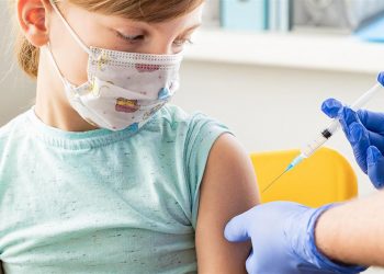 ΗΠΑ: Επεκτάθηκε στα παιδιά 12-15 ετών η άδεια επείγουσας χρήσης του εμβολίου των Pfizer/BioNTech