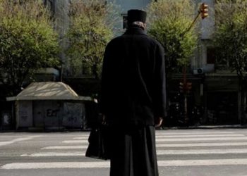 Κρήτη: Ιερέας υποστηρίζει ότι έπαθε εγκεφαλικό μετά το εμβόλιο
