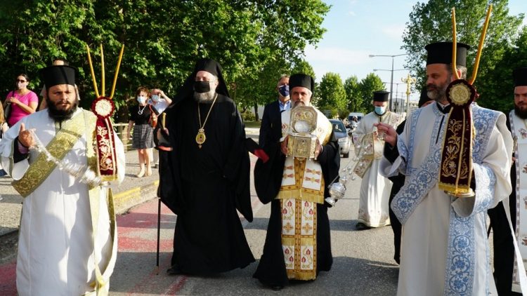 Υποδοχή Τιμίας Κάρας του θαυματουργού Αγίου Βησσαρίωνος στην πόλη των Τρικάλων