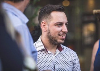 Ανεξάρτητος ή με τον Δήμαρχο  ο Καραμάνος;;;
