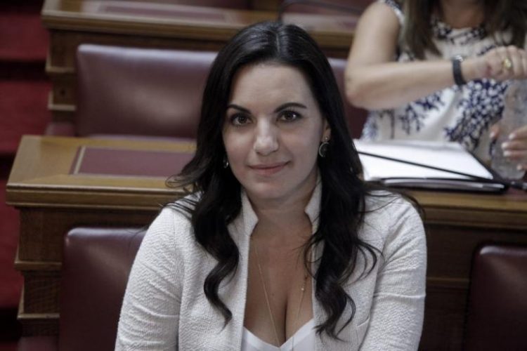 Κεραυνοί από την Όλγα Κεφαλογιάννη: «Το νομοσχέδιο για τη συνεπιμέλεια αντί να λύνει δημιουργεί προβλήματα»