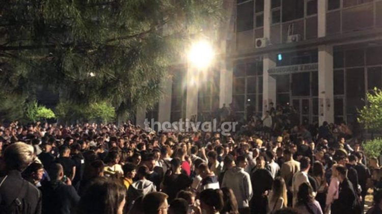 Θεσσαλονίκη: Κορωνοπάρτι με εκατοντάδες φοιτητές στο ΑΠΘ