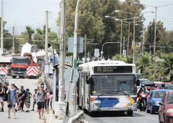 Έσπασαν στο ξύλο και λήστεψαν οδηγό λεωφορείου στη Βουλιαγμένης, επειδή πήγαινε… αργά
