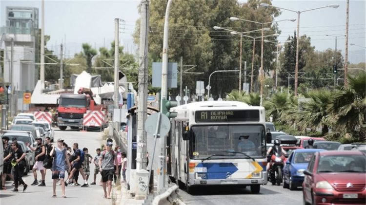 Έσπασαν στο ξύλο και λήστεψαν οδηγό λεωφορείου στη Βουλιαγμένης, επειδή πήγαινε… αργά