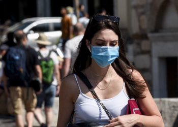 Μέχρι πότε θα φοράμε μάσκα: Τι λένε Τσιόδρας, Βατόπουλος, Παγώνη