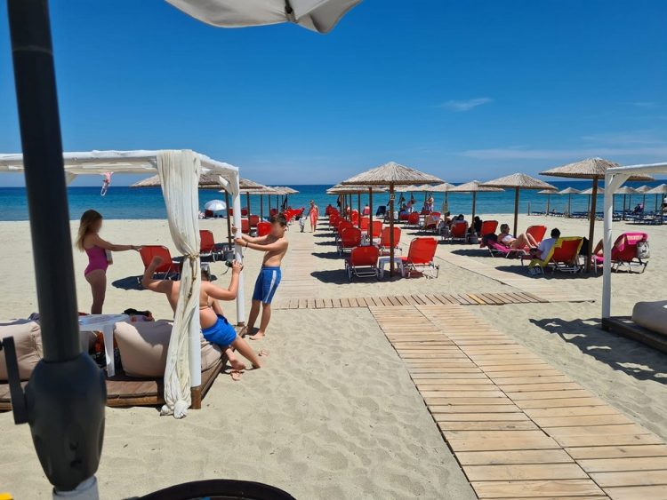 Το Ζαχαροπλαστείο ΟIKONOMOY άνοιξε και μας περιμένει…. δίπλα στο κύμα