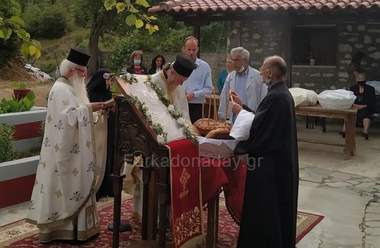 Με αναστάσιμη λαμπρότητα πανηγύρισε η Ιερά Μονή Ζωοδόχου Πηγής στην Παναγίτσα