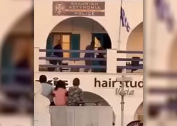 Γύφτοι ξυλοκόπησαν αστυνομικούς – Τους πέταξαν μέχρι και καρέκλες (ΒΙΝΤΕΟ)